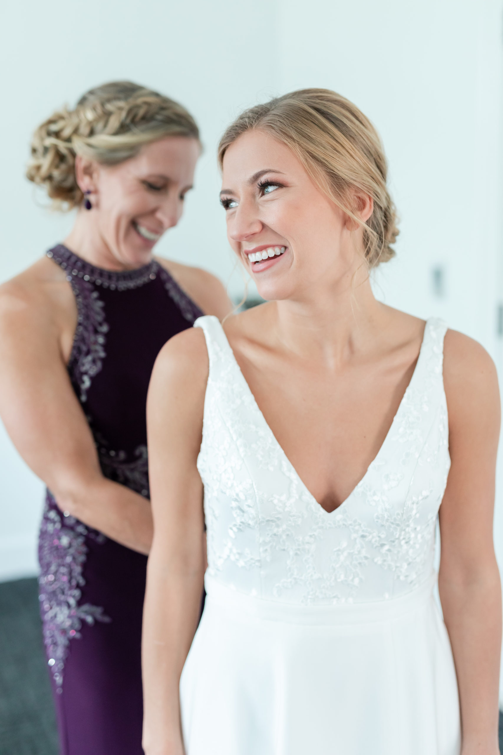 bride-mother-getting-ready-photo