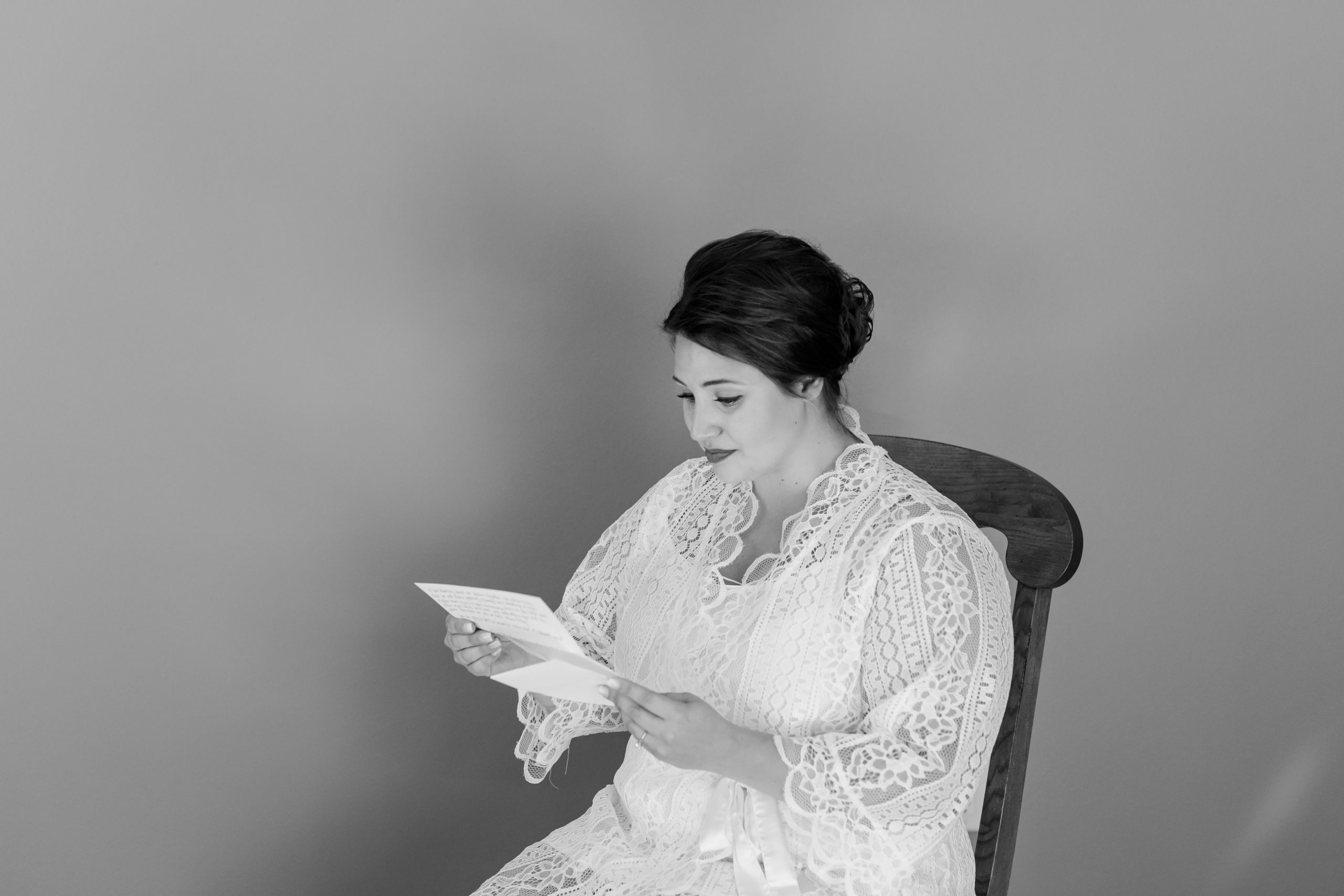 bride-reading-letter