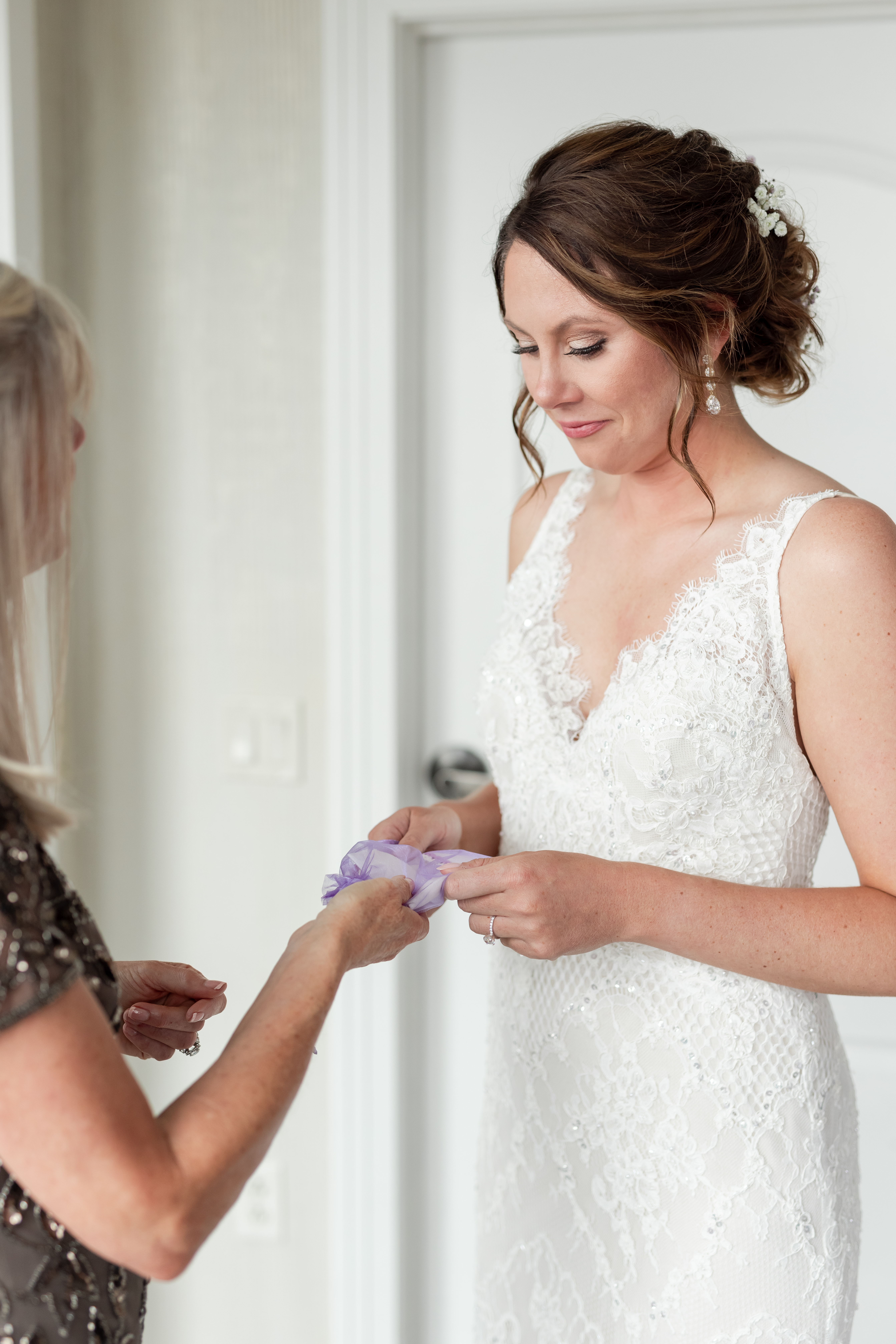 bride-getting-ready-photos-edgewater-hotel-wedding