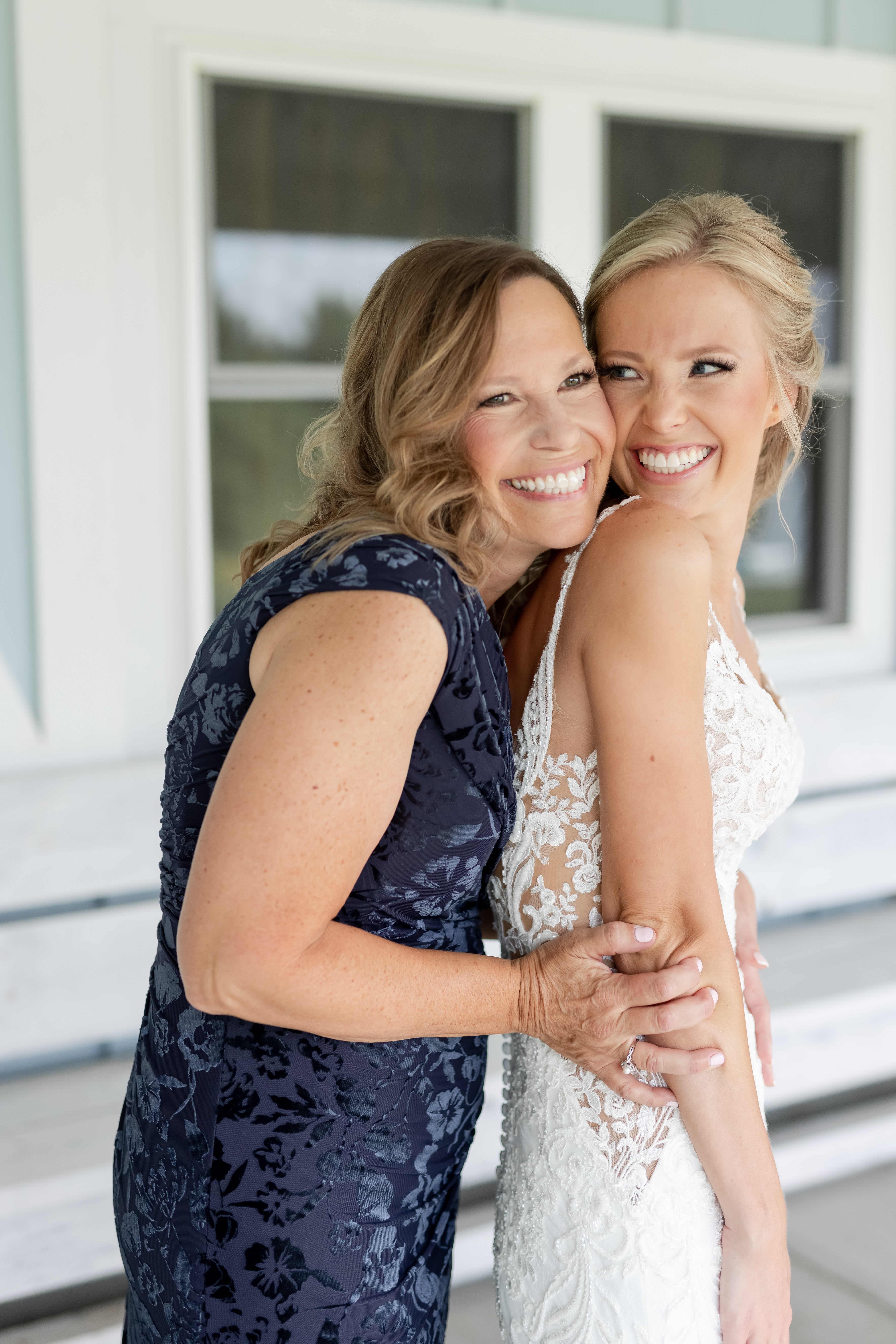 bride-getting-ready-mother-daughter