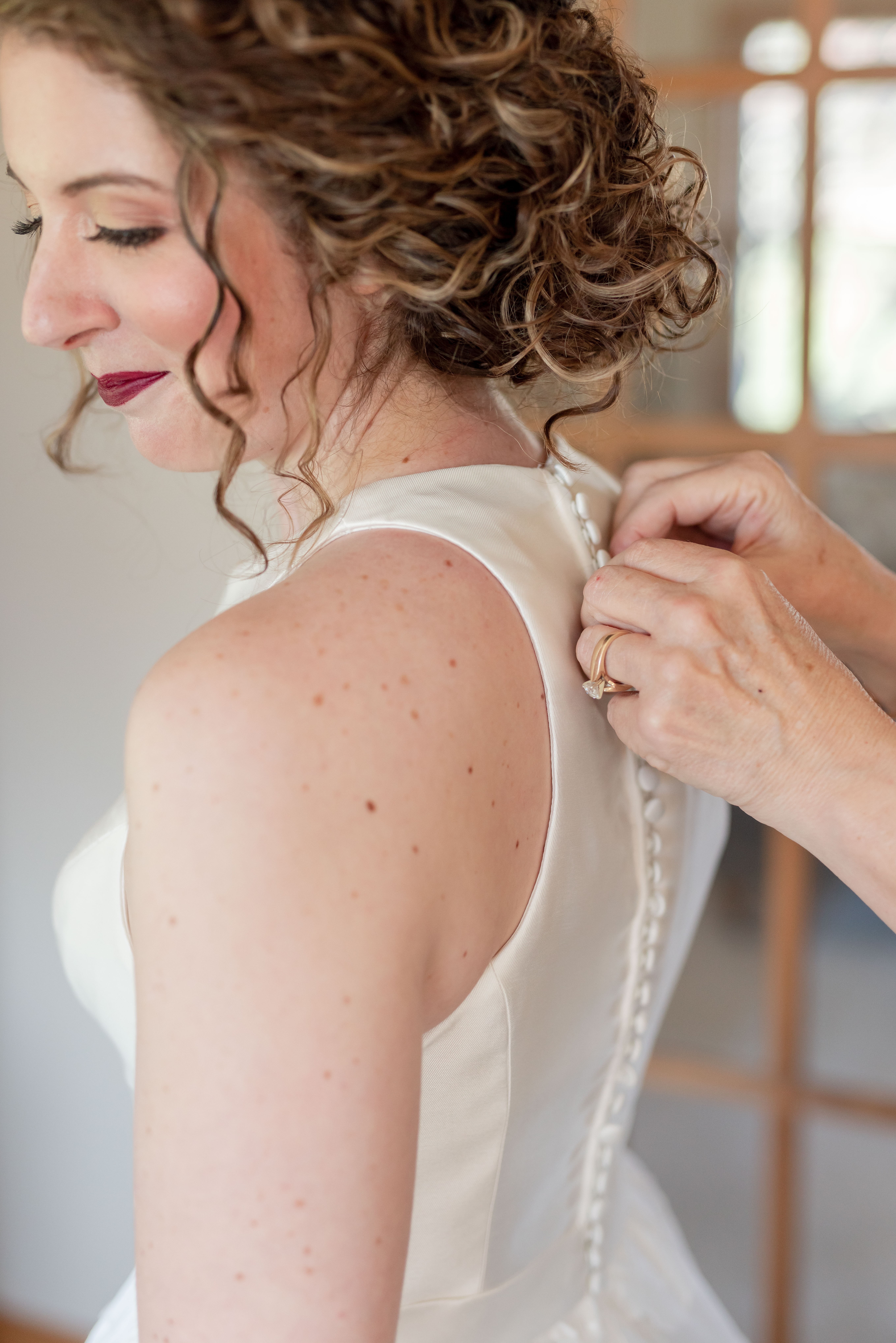 mother-bride-getting-ready