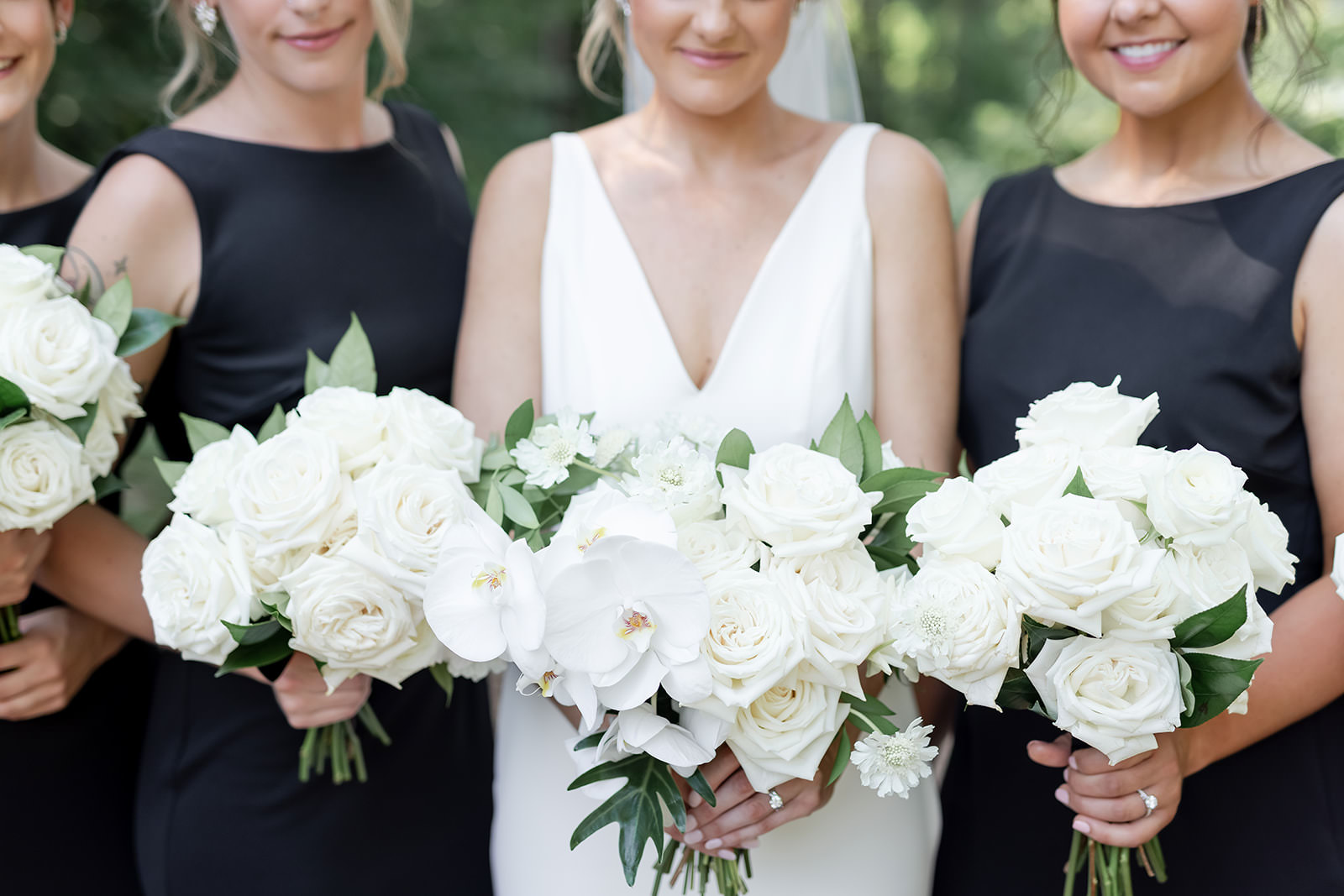 white-bridesmaid-bouquets