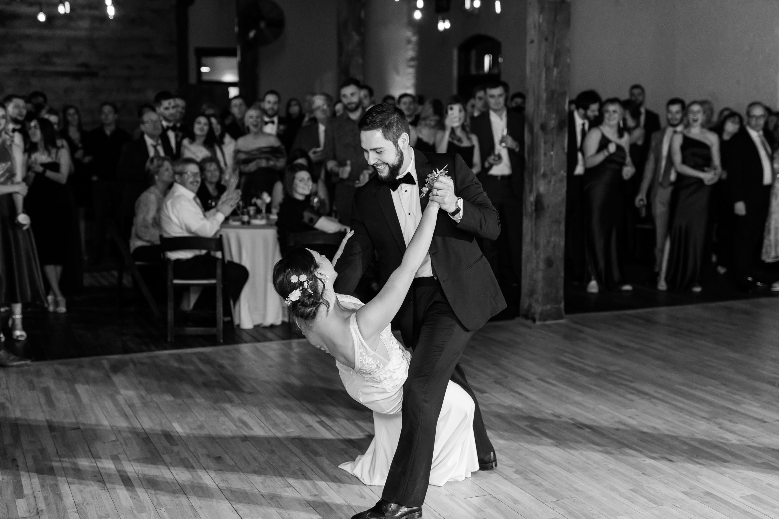 first-dance-lageret-winter-wedding