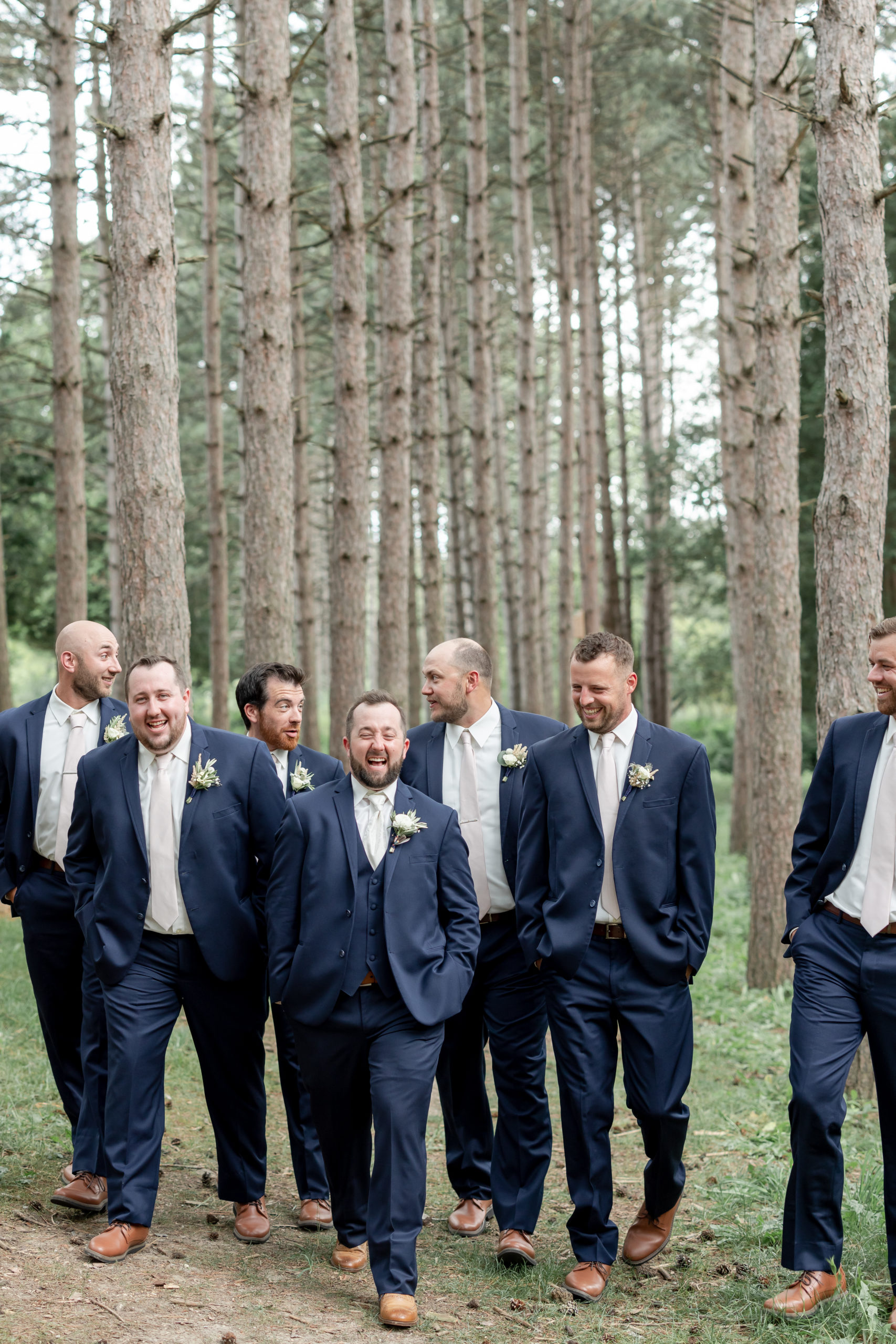 groomsmen-photos-wisconsin-wedding