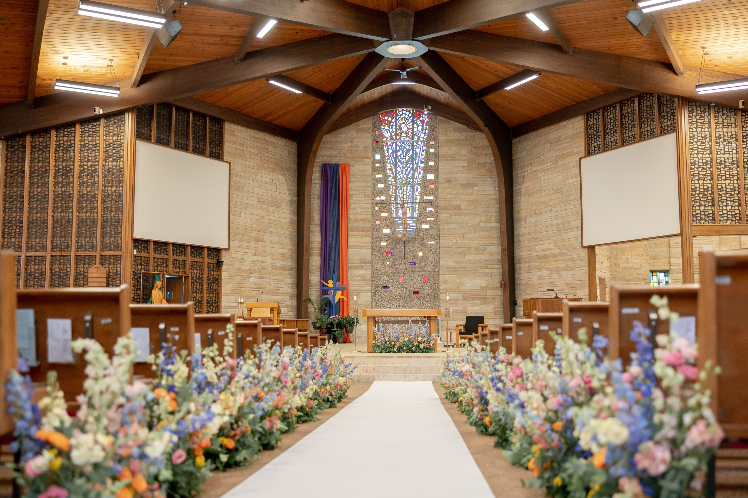 resurrection-catholic-parish-green-bay-wisconsin-wedding-ceremony-flowers