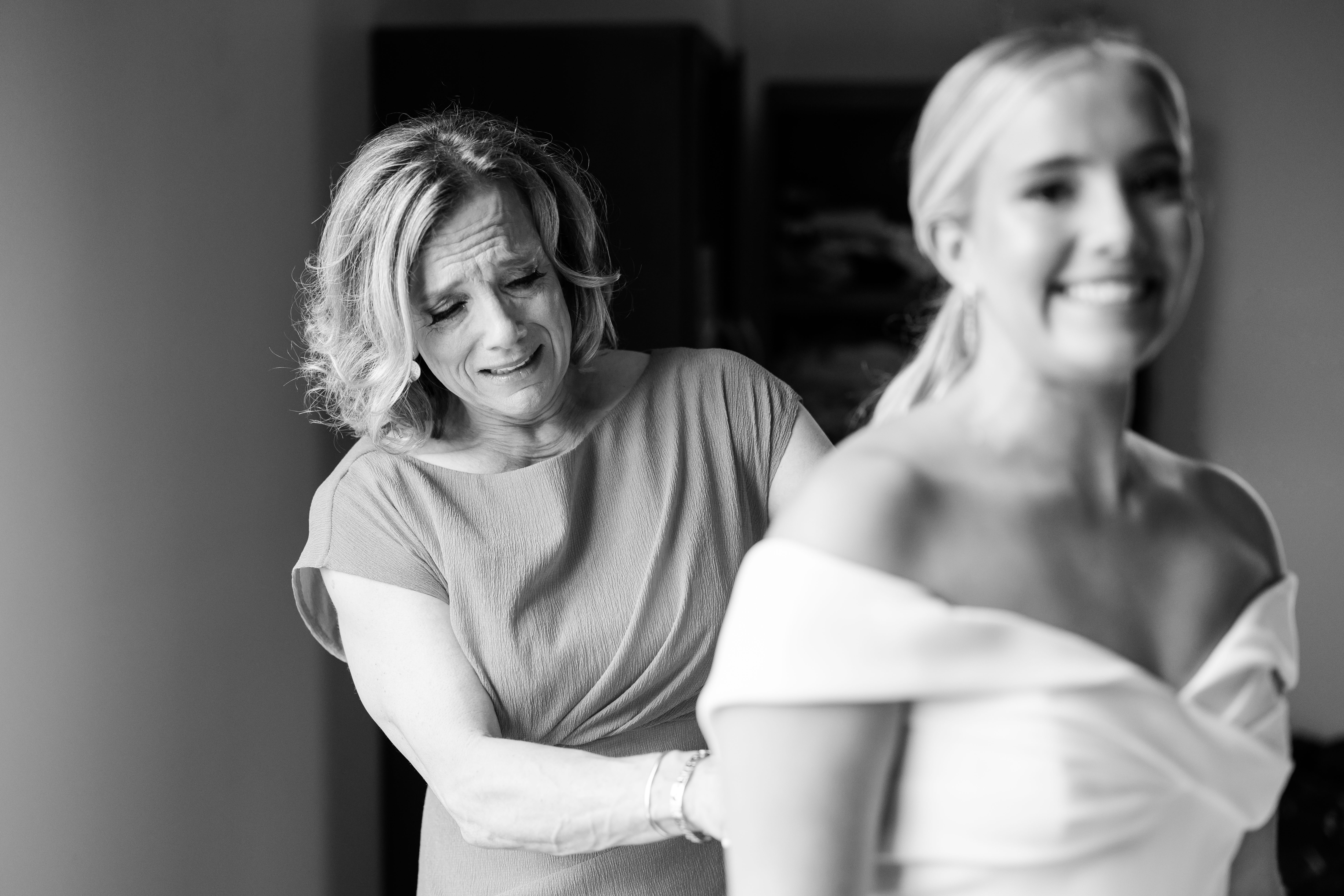 mother-daughter-getting-ready-wedding-photos