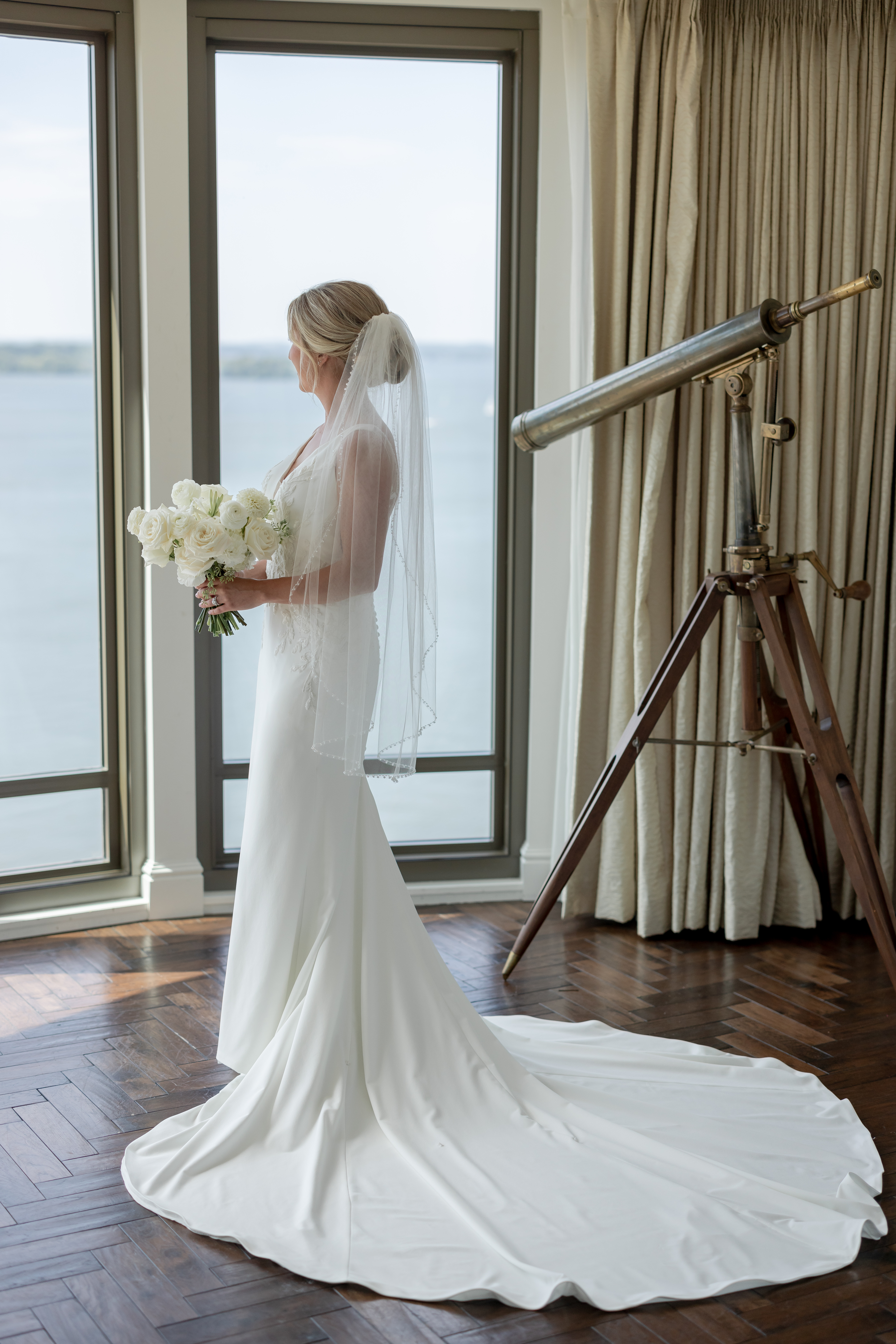 bridal-portrait-edgewater-wedding-presidential-suite