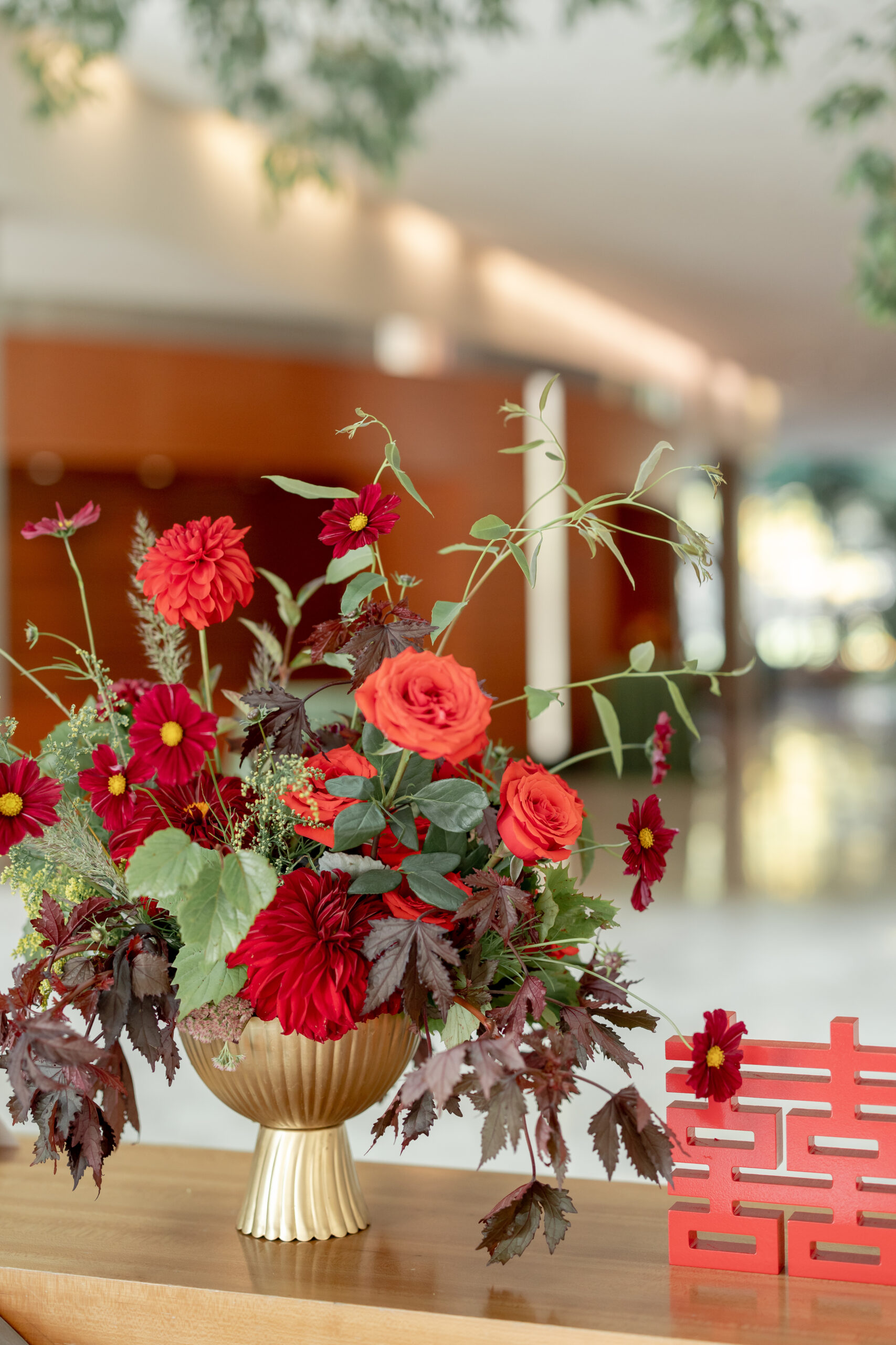 sunborn-gardens-fall-wedding-reception-floral