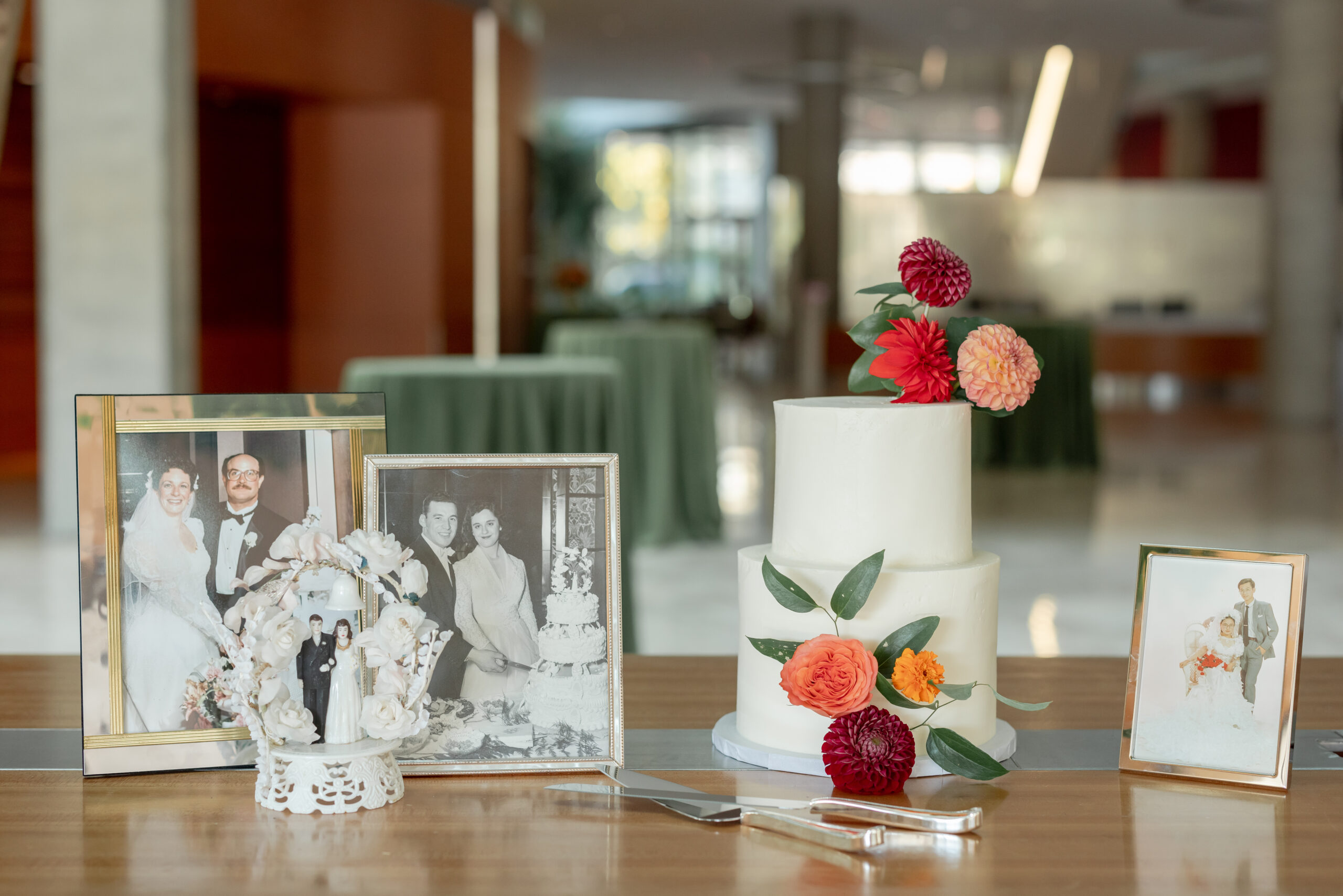 midwestern-bride-madison-wedding-cake-display