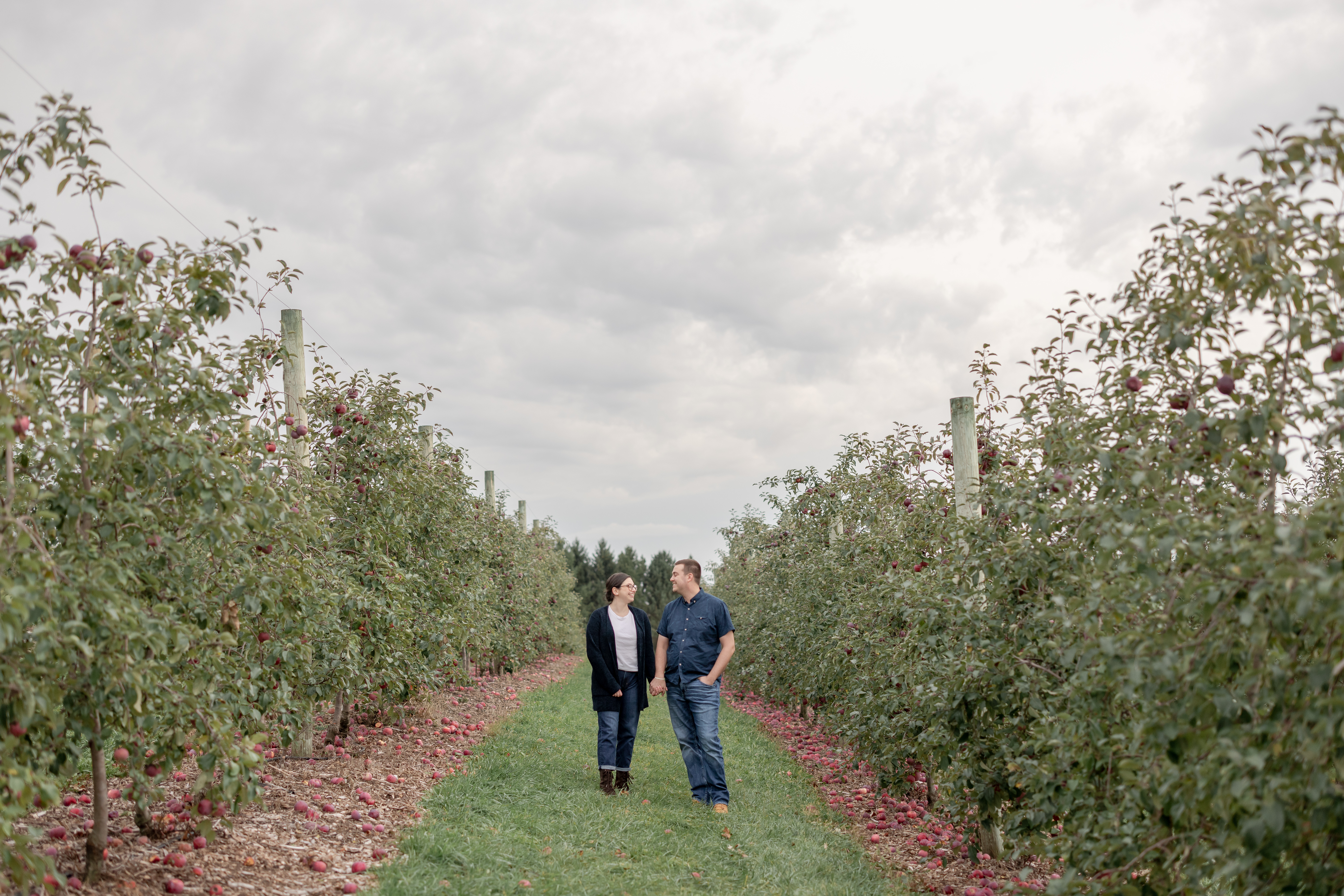 fall-apple-orchard-engagement-photos