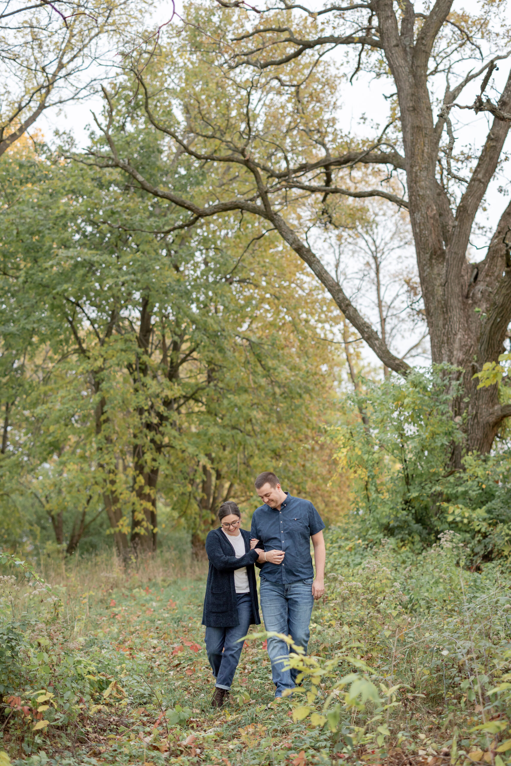 fall-apple-orchard-engagement-session