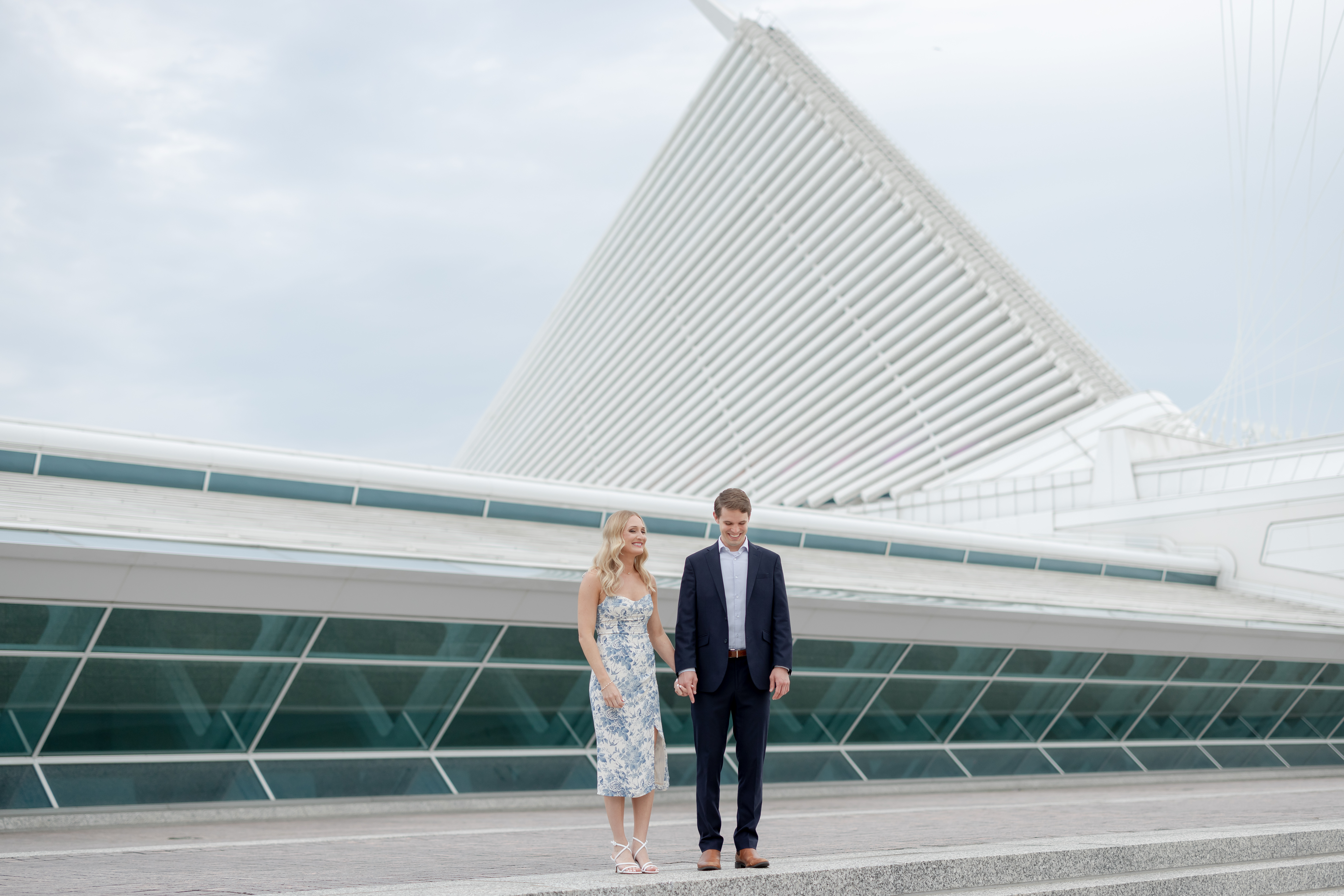 milwaukee-art-museum-engagement-session-downtown