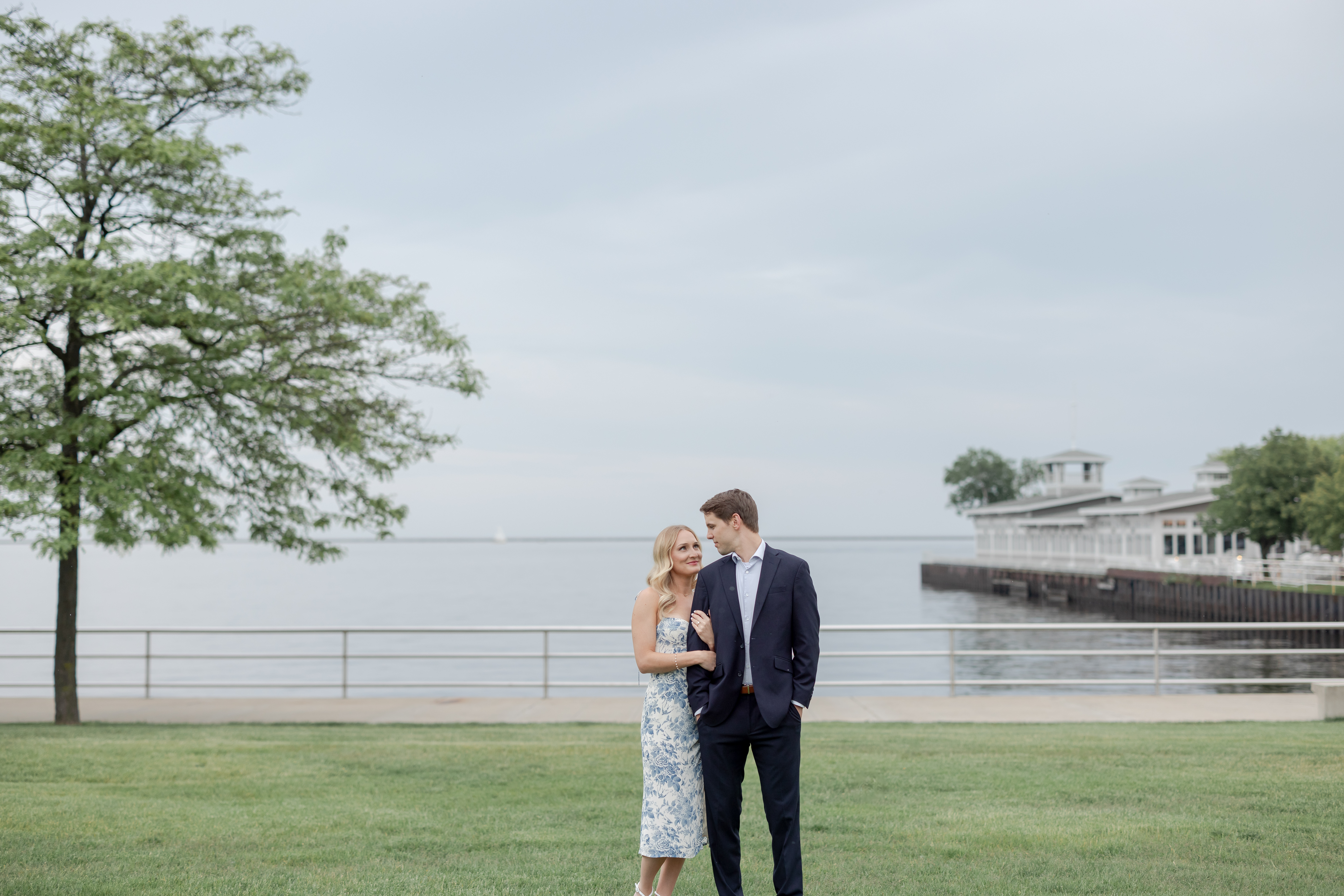 milwaukee-art-museum-engagement-session-lawn