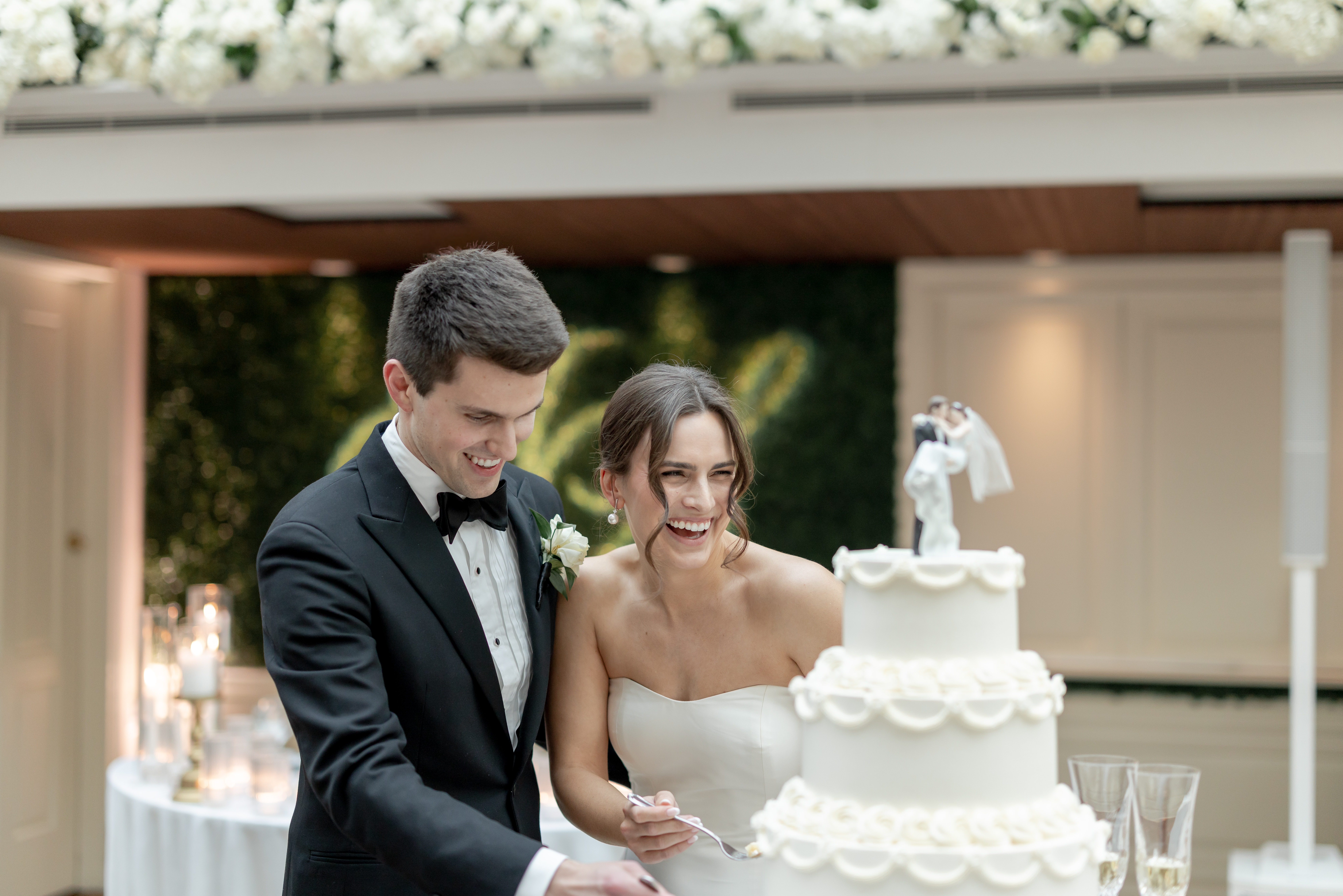 madison-club-black-tie-wedding-cake-cutting